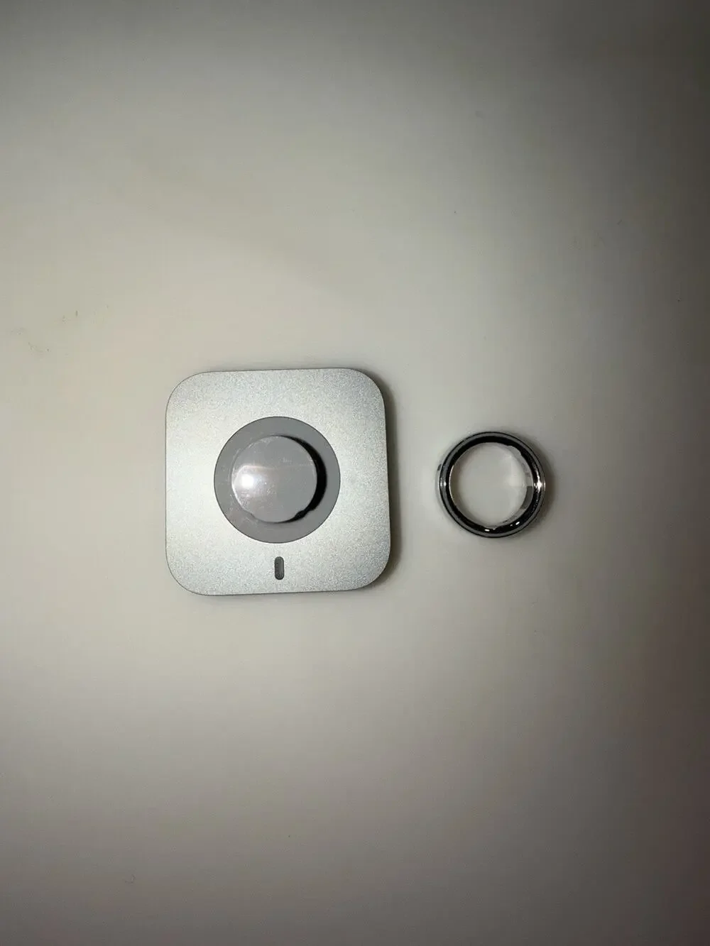 Oura Ring 4 Silver Size 9 Smart Ring w/ Charger & Dock - Preowned